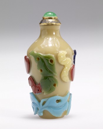Snuff Bottle with Silkworms and Mulberry