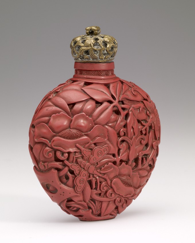 Snuff Bottle in Cinnabar Lacquer carved with Flowers & Leaves