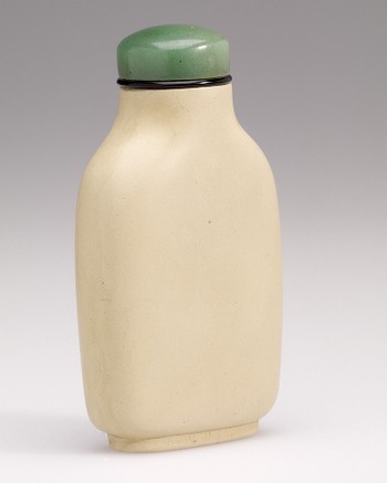 Snuff Bottle in Wood Covered in a Creamy Lacquer Imitating Ivory