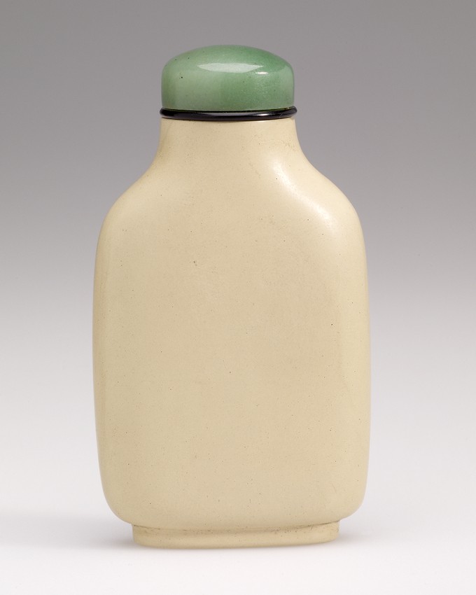 Snuff Bottle in Wood Covered in a Creamy Lacquer Imitating Ivory