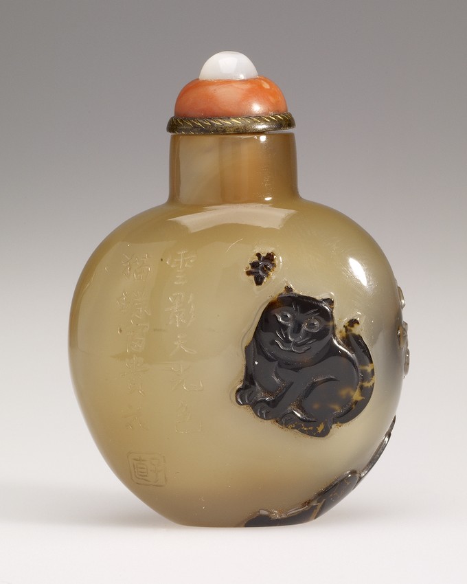 Snuff Bottle with Smiling Cat