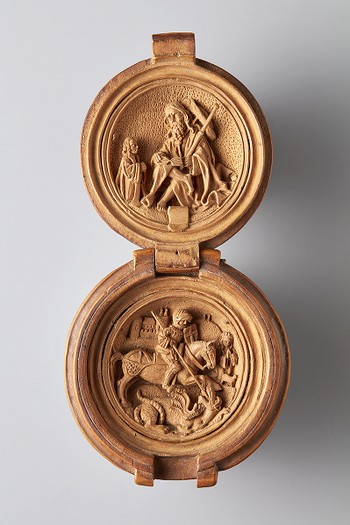 Prayer Bead with depictions of Saint James and Saint George