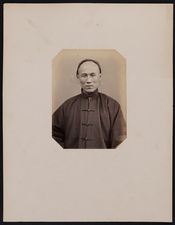 298. Chang-fao-fan (37 ans) Soldat Tartare de la bannière bordée de blanc, Ambassade chinoise à Paris, frontal